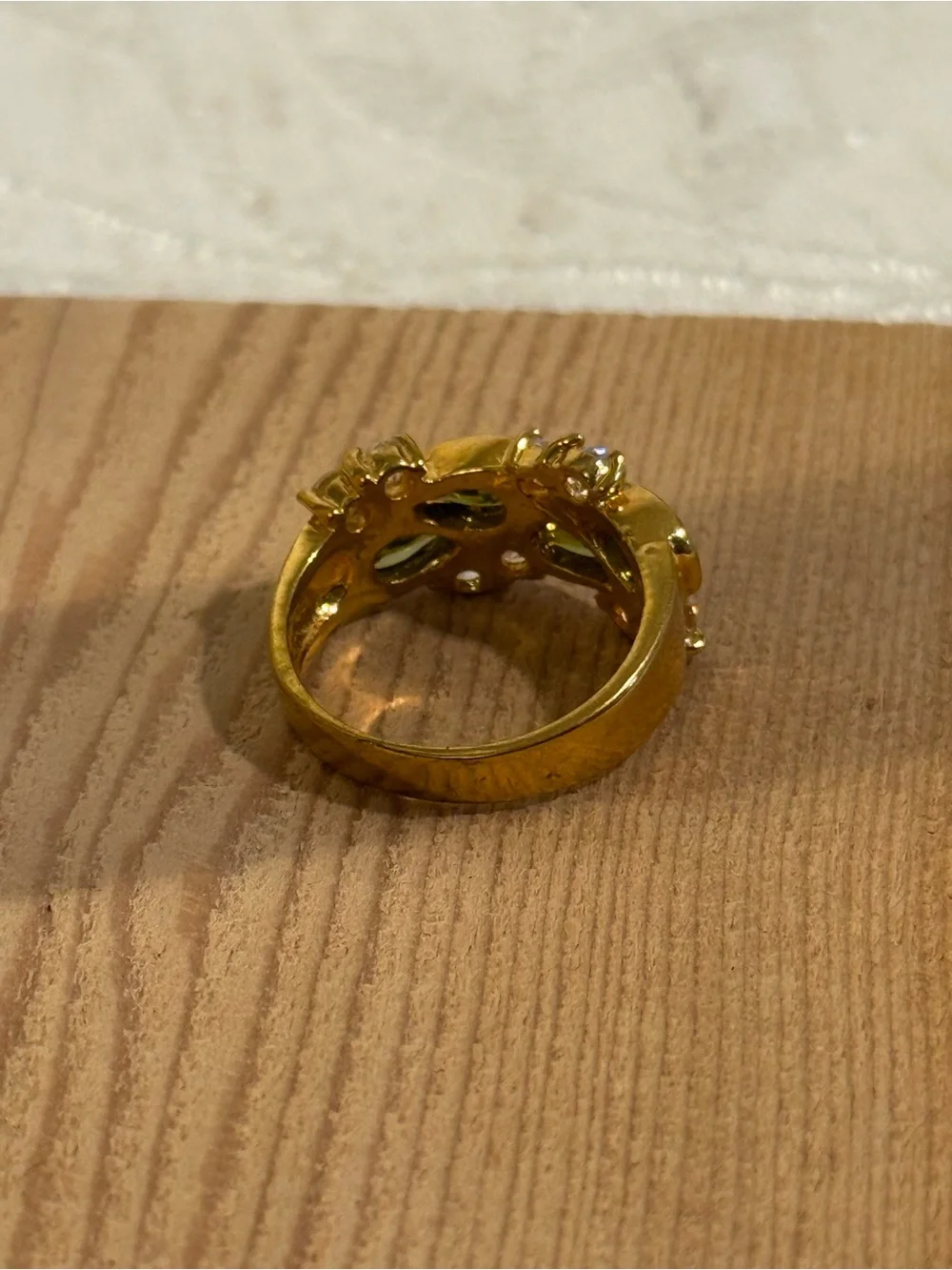 Vtg Gold-Tone Green Gemstone Cluster Ring - Elegant Women's Size 8 Ring NOTE
